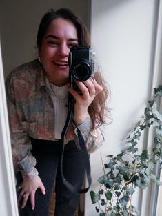 Woman poses in the mirror with fuji camera Plus Size Looks, White Turtleneck, Virtual Stylist, Selfie Time, Neutral Outfit, Pinterest Fashion, Dark Denim, Outfit Details, Fashion Addict