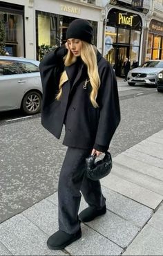 Black Ugg Outfit, Black Uggs Outfit, Adrette Outfits, Black Uggs, Uggs Outfit, Cold Outfits, City Outfits, Neue Outfits, Paris Outfits