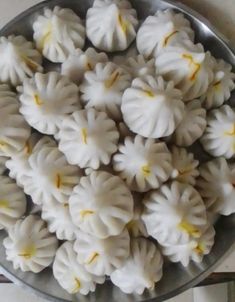 there are many small white flowers in the bowl