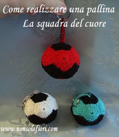 three crocheted balls hanging from a string with the words, come realizare una pallia la squadrona del cuore