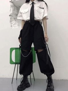 Cargo Pants With Chain, Oversized Korean Fashion, Gothic Streetwear, Women's Cargo Pants, Women Cargos, Mode Inspo, Tomboy Fashion