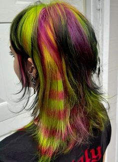 thegirlnamedwalter on ig Aura Hair Color, Artsy Hair Color, Unique Hair Color Combos, Brown Hair Rainbow Highlights, Funky Hair Dye Ideas, Half Green Half Purple Hair, Lisa Frank Hair, Harajuku Hair Color, Crazy Hair Dye Ideas