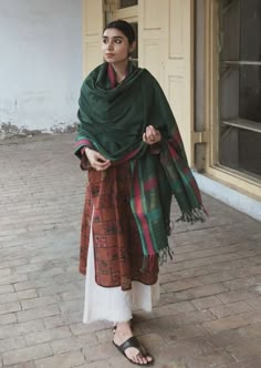 Kurta Street Style, North Indian Fashion, Winter Outfit For Women Indian, India Winter Fashion, South Asian Women Fashion, Winter Desi Aesthetic, Winter Traditional Outfits Women, Ethnic Outfits Aesthetic, Pakistani Winter Outfits