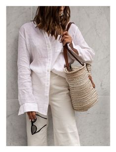 Oversized White Linen Shirt Outfit, Minimalist Fashion Summer 2023, Style White Linen Shirt, Minimalist Style Aesthetic, Summer Shirt Outfit, Linen Shirts Women Outfits Summer, Minimal Style Outfits Summer, White Linen Shirt Outfit Women, Linen Outfits For Women