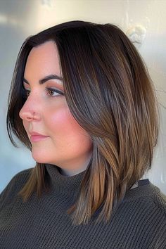 Sweet medium-length angled bob cut for round faces Medium Hairstyles For Round Faces, Lob Haircut With Bangs, Bobs For Round Faces, Hairstyles For Ladies, Bob Haircut For Round Face, Angled Bob Haircuts, Medium Bob Haircut, Angled Bob Hairstyles, Medium Hair Styles For Women