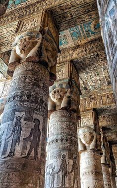 the columns are decorated with ancient egyptian paintings and designs on them, as well as an image of pharaohs