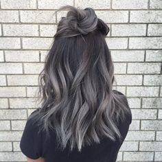 Rock your roots! Again all done with fanola!  Roots 5.1  Mid-ends 9.11 + silver…                                                                                                                                                                                 More Grey Ombre Hair, Gray Balayage, Short Hairstyle, Winter Hairstyles, Grey Hair, Ombre Hair, Hair Dos, Balayage Hair