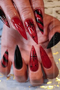 Gothic Christmas Nails Short Gothic Nails, Style Names, Nails With Glitter, Gold Glitter Nails, Holiday Nail Designs, Plaid Nails