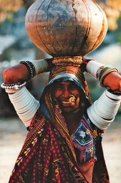 Les femmes Cujjars mènent une vie difficile... Rajasthan Women, Women Tribe, Tribes In India, Rajasthan Tour, Amazing India, Indian People, India Culture, India People, India Colors