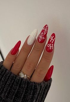 Santa Nail Art, Santa Nails, Snowflake Nail Art, Golden Nails, Pink Manicure, Nail Shimmer, Snowflake Nails, Party Nails, Cat Nails