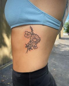 side rib flower tattoos women Tattoo Ideas On Ribs, Flower Tattoos Ideas, Compas Tattoo, Flower Tattoo On Ribs, Tattoos For Men And Women, Rib Tattoos For Women, Flower Tattoo Ideas, Faith Tattoo, Beautiful Flower Tattoos