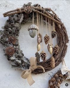 Unique Wreath, Handmade Christmas Crafts, Pine Cone Crafts, Christmas Arrangements, Handmade Christmas Decorations, Holiday Crafts Christmas, Christmas Crafts Decorations