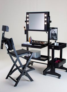 Mesa de Maquiagem: 60 Ideias para Decorar e Organizar Makeup Desk With Lights, Contemporary Dressing Tables, Makeup Station, Makeup Desk, Illuminated Mirrors, Makeup Rooms, Makeup Table