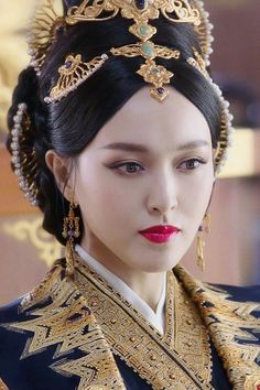 Asian Hair Ornaments, Princess Weiyoung, Tiffany Tang, Fancy Accessories, Ancient Chinese Clothing, Roll Hairstyle, Queen Outfit, Chinese Art Girl, Antique Jewelry Indian