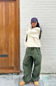 Track Pants Outfit, Edgy Fashion Outfits, Cargo Pants Outfit, Fashion Mood Board, Street Style Winter, Wearing Clothes, Trendy Colors, Streetwear Outfit, Edgy Fashion