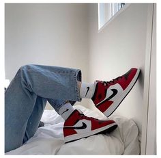 Red Sneakers Outfit, Nike Red Sneakers, Jordans Aesthetic, Cheap Basketball Shoes, Sneaker Outfits Women, Jordan Red, Street Shoes, Nike Air Jordans