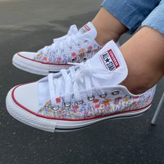 These White Low Top Converse have a fresh and colorful flower field on both outside panels of each shoe! Perfect for any occaision including your big day! We buy each pair of shoes BRAND NEW. Each pair is made to order, please make sure you put in the correct shoe size before you check out. The ink is permanent and will never come off, fade away, or peel off. Made in the USA. This price includes everything: shoes and artwork. Each pair of shoes is made-to-order and takes 3 - 4 weeks to ship usua Wedding Shoes White, White Low Top Converse, Custom Wedding Shoes, Custom Shoes Diy, Low Top Converse, Fabric Painting On Clothes, Converse Low Tops, White Wedding Shoes, Flower Shoes