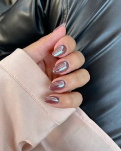 Aesthetic Chrome Nails, Brown Iridescent Nails, Brown Nail Art Ideas, Red Wine Chrome Nails, Brown Nail Designs Almond, Simple Chrome Nails Designs, Fall Glazed Nails, Plum Chrome Nails, Light Brown Chrome Nails