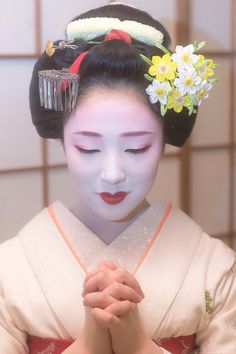 藤 Maiko Kimono, Geisha Artwork, Hina Matsuri, Tsumami Kanzashi, Tour Around The World, Japan Kyoto, Japanese Hairstyle, Indigenous Culture