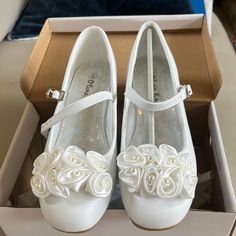 Brand New Never Used Size 4 Girl’s White Dress Shoes, For First Communion, Flower Girl, Or Other Special Occasions Has Decorative White Flowers With Little White Beads In The Middle. Rubber Non Slip Outsole Communion Shoes, First Communion Shoes, Shoes Size 4, Flower Girl Shoes, White Dress Shoes, Wedding Flower Girl, Cape Dress, First Communion, White Beads