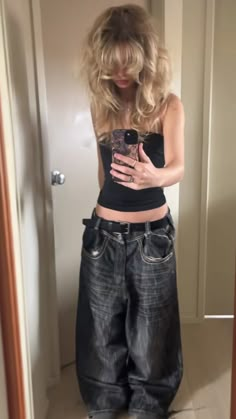 baggy y2k outfit inspo Baggy Jeans Outfit Emo, Trashy Outfits Women, 2000s Baggy Outfits, Baggy Y2k Outfit, Grunge Outfits Baggy, Baggy Aesthetic Outfits, Baggy Grunge Outfit, Casual Outfits Y2k, Outfit Ideas Baggy