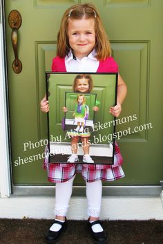 Love this idea!! Picture Within A Picture, First Day Of School Pictures, Vogue Kids, Kind Photo, School Picture, School Memories, Foto Baby, School Photography, 1st Day Of School