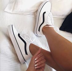 Sneakers Drawing, Outfits For Summer, Vans Outfit, Shoes Sneakers Jordans, Shoes Sneakers Nike, Street Fashion Photography, Beat The Heat, Vans Sneakers, Girls Sneakers