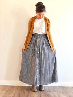 Mom Modest Outfits, Modest Homemaker Outfit, Modern Mennonite Fashion, Homemaking Outfit, Modest Farm Outfits, Jewish Clothing Women, Appalachian Aesthetic Outfit, Homemaker Outfit Ideas, Mennonite Fashion