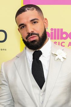 Drake Reveals He Experienced Hair Loss From COVID-19 Drake Heart Haircut Selfie, Drake With Heart Haircut, Drake Buzzcut, Drake Heart Haircut, Drake Instagram, Drake Music, 2pac Shakur, Buzz Haircut, Hair Meme