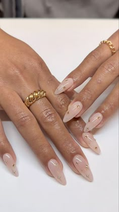 Short Stilleto Nails Fall Colors, Allyiahsface Nails, Christmas Nails Almond Shape, Almond Nails Christmas, Nude Gold Nails, Black Women Nails, London Nails, Neutral Nails