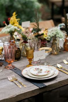 10 of the Latest Trends in Wedding Tablescapes You Need to Know Bohemian Set Up Party, Table Settings Outdoor Garden Parties, Thrifted Antique Wedding, Boho Garden Party Wedding, Cottage Core Wedding Table, Cottage Core Themed Wedding, Fall Garden Wedding Decor, Autumn Tea Party Ideas