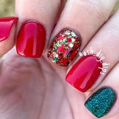 All Powdered Up - Dip Powder on Instagram: “Are you treating yourself to a new mani today? 💅🏼⁣ ⁣ ⁣ Colors:⁣ 👄 Smooches⁣ 🧝‍♀️ Treat Yo Elf⁣ 🌲 Girl, You so Pine⁣ ⁣ ⁣ ⁣ #allpowderedup…” Xmas Dip Powder Nails, Christmas Nail Dip Designs, Christmas Powder Dipped Nails, December Dip Nails, Christmas Nails Dip Powder, Christmas Nail Ideas Dip Powder, Cute Short Christmas Nails, Holiday Dip Nails