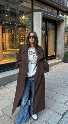 Casual Long Coat Outfit, Winter 2033 Fashion, Topcoat Women's Outfit, Scandanavian Street Style Winter, Long Coat Outfits, Woman Fashion, Fall Trench Coat Outfits, Brown Coat Outfit Winter, Elegant Outfit Winter