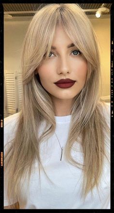 Straight Blonde Hair, Blonde Hair Inspiration, Trendy Short Hair, Haircuts Straight Hair, Long Hair With Bangs, Long Blonde, Long Blonde Hair, Red Lipstick, Trendy Short Hair Styles