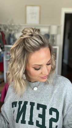 Every Day Updos For Medium Length Hair, Half Up Medium Hairstyles, Bob Hair Pulled Back, Day 2 Hairstyles Medium Hair, Hair Half Up Half Down Medium Length, Half Up Half Down Hairstyles Medium Length, Half Up Hair Fine Hair, Easy Second Day Hairstyles Medium, Half Up Hairstyles For Shoulder Length Hair