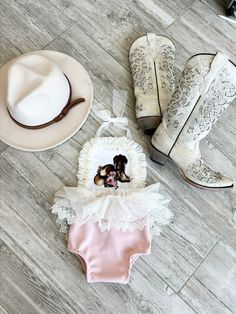 Calling all cowgirls!! Western themed baby romper Pink and ivory and brown.  Romper only. Please choose size at checkout and style. Cowboy boot/ hat  Floral cow Super cute for your little lady!! Perfect for a 6 month or first birthday photo shoot! Baby Girl Cowgirl Dress, My First Rodeo Outfit, First Rodeo Outfit, Cowgirl First Birthday Party, Western Romper, Baby Cowgirl Boots, Cowboy Baby Clothes, Baby Cowgirl Outfits, Baby Cowgirl