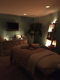 Massage Therapy Home Office, Calming Massage Room, Massage Room Color Schemes, Massage Therapist Room Ideas, In Home Massage Room Ideas, Green Massage Room, Massage Studio Ideas