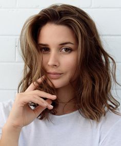 Pelos ondulados, muy naturales, son nuestra obsesión del día #belleza #natural Bob Hairstyles Medium, Medium Long Haircuts, Long Bobs, Hair 2018, Shoulder Length Hair Cuts, Short Hairstyle, Mid Length Hair