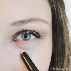 Please don't be one of the millions who actually makes their under-eyes look worse! This tutorial just might shock you when you see how you've been concealing the wrong way! (Click twice on this pic!) Neat Nails, Dry Skin Patches, Eye Bags, The Millions, Beauty Make Up, Beauty Secrets, Pretty Face, You've Been