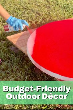 Spray painting table top red Diy Holiday Decor, Weekend Projects, Easy Crafts For Kids, Ornament Crafts, Redo Furniture, Christmas Centerpieces, Outdoor Christmas Decorations