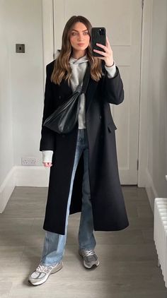 Black Long Peacoat Outfit, Edgy Winter Outfits 2023, Jeans Chiari Outfit, Black Peacoat Womens Outfit, Jeans And Trainers Outfit, Outfit Barcellona, Radical Chic Outfit, Black Peacoat Outfit, Baggy Jeans Winter Outfit