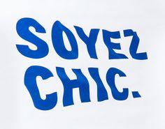 the words soyez chic written in blue on a white background