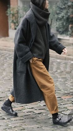 Super Cold Winter Outfits, How To Dress In Your 70's, Birkenstock Outfit, Skandinavian Fashion, Comfy Chic, Mode Casual, Style Inspiration Fall, Brown Pants, Mode Inspo