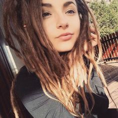 Short Blonde Dreads, Dreadlocks Woman, Woman With Dreadlocks, Women Dreadlocks, Dread Inspiration, White Girl Dreads, Dreads Short Hair, Women With Dreadlocks