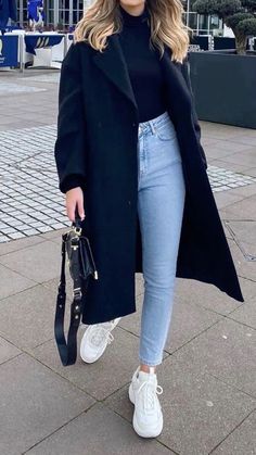 Unique Styles Outfits, Cold Winter Aesthetic Outfit, Cold Day Outfit Casual Winter Fashion, Nyc In September Outfits, Fall European Fashion, Ootd Frio Casual, Outfits For 20 Year Olds, Black Overcoat Outfit Women, Outfits Invierno Frio