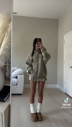 Cute Going Out Outfits Night Winter, Cloudy Outfit Ideas, Winter Outfits Cool, Cute Warm Outfits Cold Weather, Grey Skirt Outfit, Leg Warmer Outfit, Outfits For Short Women, Leg Warmers Outfit, Stile Kendall Jenner