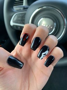 Scream Nails Short Coffin, Black Scary Nails, Halloween Matching Couple Nails, Scream Tattoos Ideas, Halloween Nails Short Blood, Scream Inspired Nails Short, Black Ghostface Nails, Halloween Nails Maroon, Black And White Drip Nails