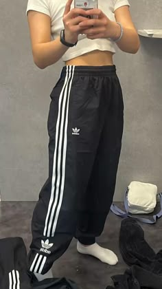 Black Adidas Sweatpants Outfit, Adidas Joggers Outfit, Adidas Sweatpants Outfit, Adidas Pants Outfit, Track Pants Outfit, Black Pants Outfit, Outfit Gym, Shell Suit, Pants Adidas