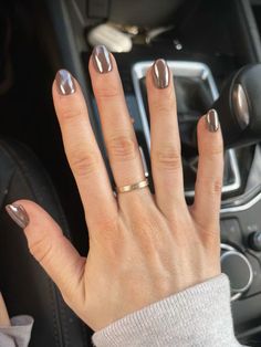 Brown Nails Acrylic Chrome, Brown With Crome Nails, Short Chrome Nails Fall, Short Gel Nails Winter 2023, Nail Chrome Colors, Fall Nails Chrome Brown, Gel Nail Chrome Designs, Short Nails Crome, Brown Chrome Dip Nails