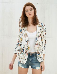 Floral print flowy blazer. Discover this and many more items in Bershka with new products every week Jeans Blazer Outfit, Bermuda Jeans, Blazer With Jeans, Mix And Match, Jean Outfits, Online Fashion, Blazer Jacket, Floral Tops